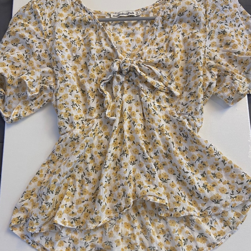 Abercrombie & Fitch tie-up top with yellow flowers